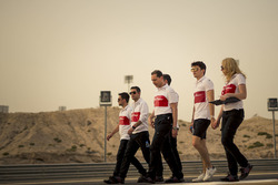 Ознакомление с трассой: гонщик Alfa Romeo Sauber F1 Team Шарль Леклер и гоночный стратег Рут Баскомб