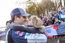 Il Campione del Mondo 2017 Sébastien Ogier, Ford Fiesta WRC, M-Sport Andrea Kaiscon la moglieer