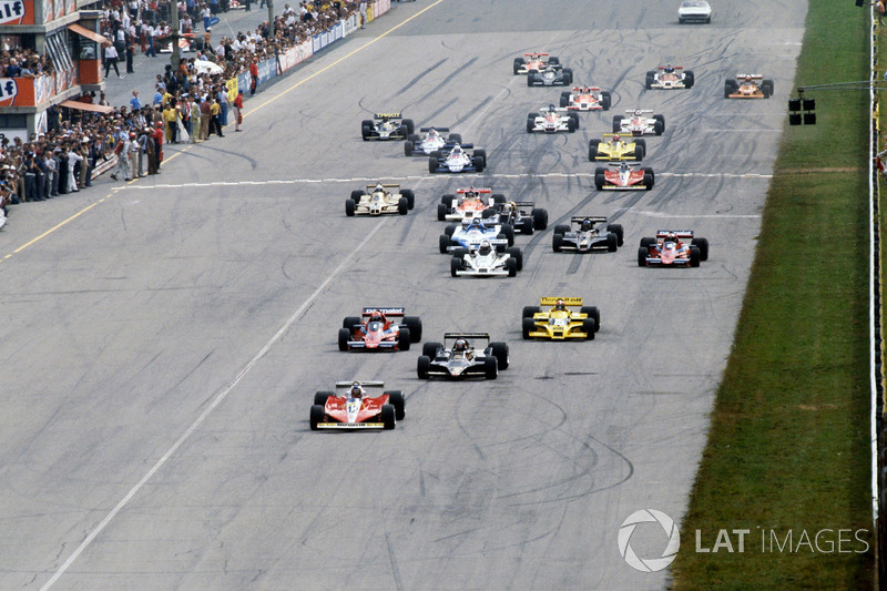 Gilles Villeneuve, Ferrari Ferrari 312T3 al comando nella partenza originale della gara davanti al poleman Mario Andretti, Lotus 79 start of the race from pole sitter Mario Andretti, Lotus 79