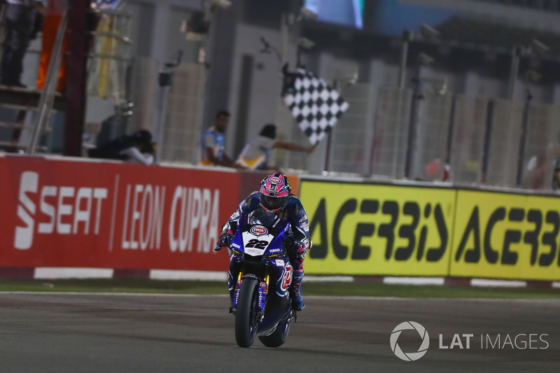 Bandiera a scacchi per Alex Lowes, Pata Yamaha