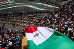 Sergio Pérez, Sahara Force India VJM10 pasa la bandera de México en las tribunas