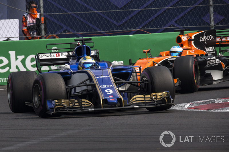 Marcus Ericsson, Sauber C36 and Fernando Alonso, McLaren MCL32 battle