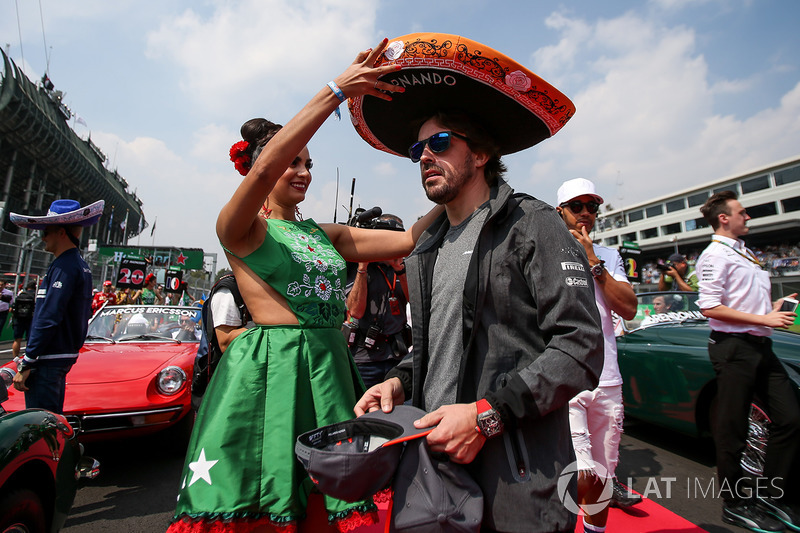Fernando Alonso, McLaren recibe un sombrero de charro de parte de una chica de la parrilla