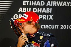 Wereldkampioen Sebastian Vettel, Red Bull Racing RB6 Renault met de trofee op het podium