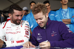Jose Maria Lopez, Dragon Racing, Sam Bird, DS Virgin Racing, firman autógrafos para los fans