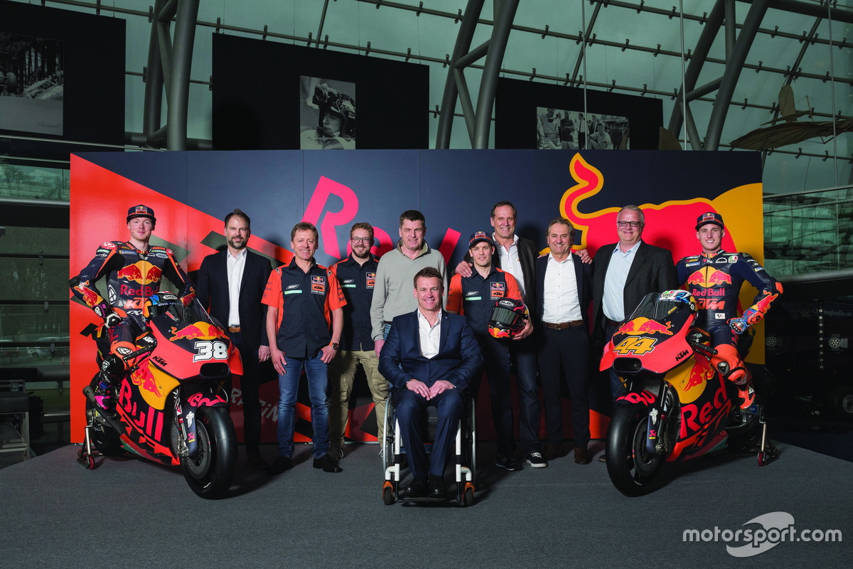 Bradley Smith, Red Bull KTM Factory Racing, Pol Espargaro, Red Bull KTM Factory Racing, Mika Kallio, Red Bull KTM Factory Racing, Pit Beirer, responsable de la división de competición de KTM, Hubert Trunkenpolz, miembros de KTM, Mike Leitner, Team manager