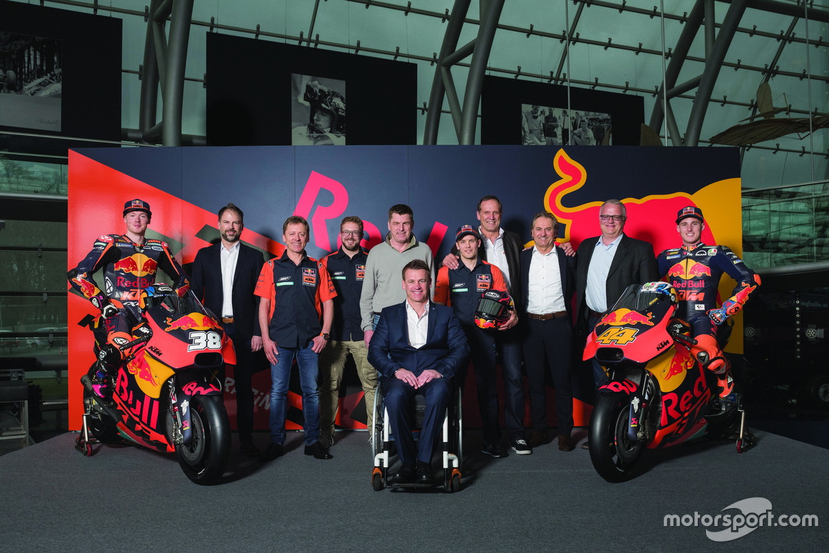 Bradley Smith, Red Bull KTM Factory Racing, Pol Espargaro, Red Bull KTM Factory Racing, Mika Kallio, Red Bull KTM Factory Racing, Pit Beirer, directeur de la compétition de KTM, Hubert Trunkenpolz, membre du conseil d'administration de KTM, Mike Leitner, Team Manager Red Bull KTM Factory Racing et l'équipe