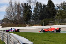 Brendon Hartley, Scuderia Toro Rosso STR13 en Kimi Raikkonen, Ferrari SF71H