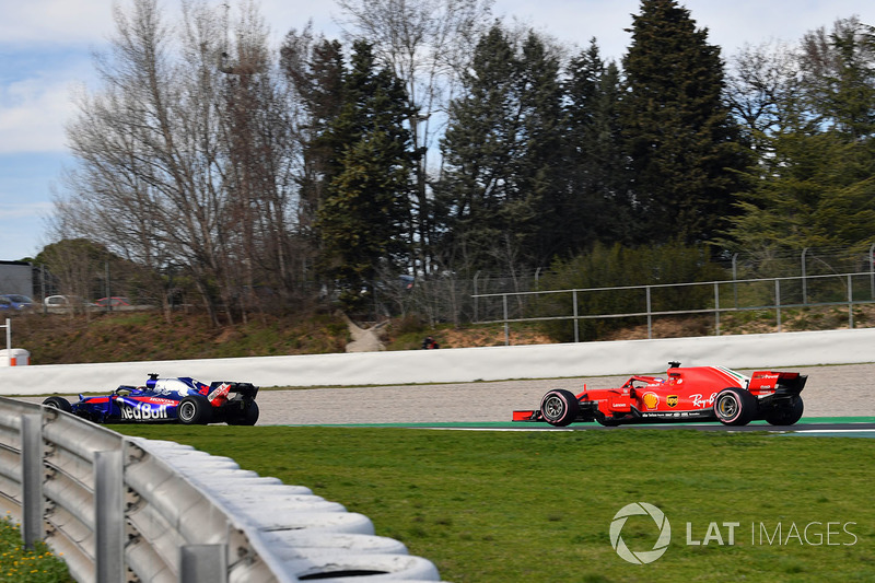 Brendon Hartley, Scuderia Toro Rosso STR13 and Kimi Raikkonen, Ferrari SF71H