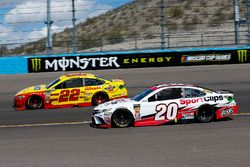 Joey Logano, Team Penske, Ford Fusion Pennzoil ed Erik Jones, Joe Gibbs Racing, Toyota Camry Sport Clips