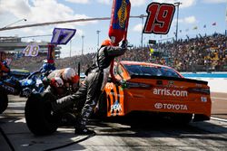 Daniel Suarez, Joe Gibbs Racing, Toyota Camry ARRIS, pit stop