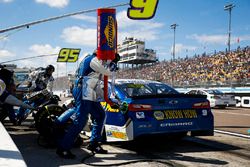 Chase Elliott, Hendrick Motorsports, Chevrolet Camaro NAPA Auto Parts, pit stop