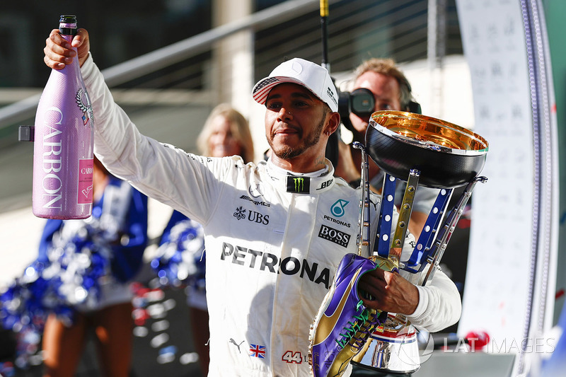 Lewis Hamilton, Mercedes AMG F1, festeggia con lo champagne e il trofeo sul podio