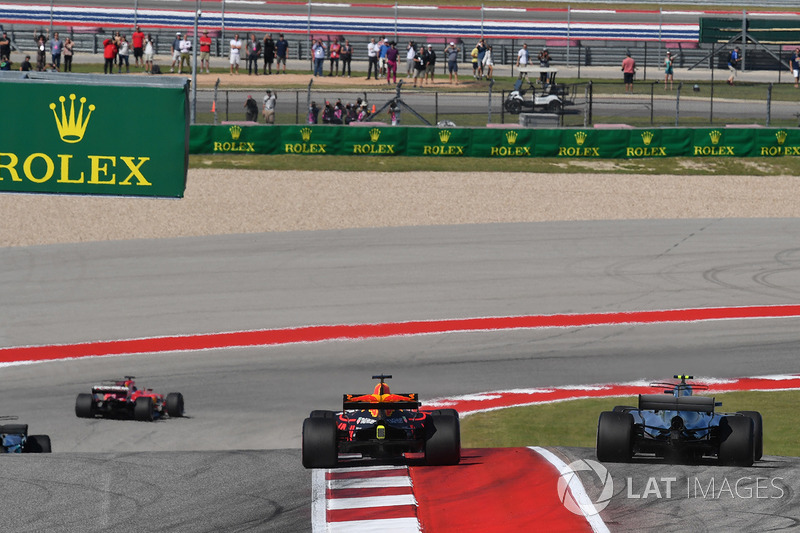 Valtteri Bottas, Mercedes-Benz F1 W08 and Daniel Ricciardo, Red Bull Racing RB13 battle