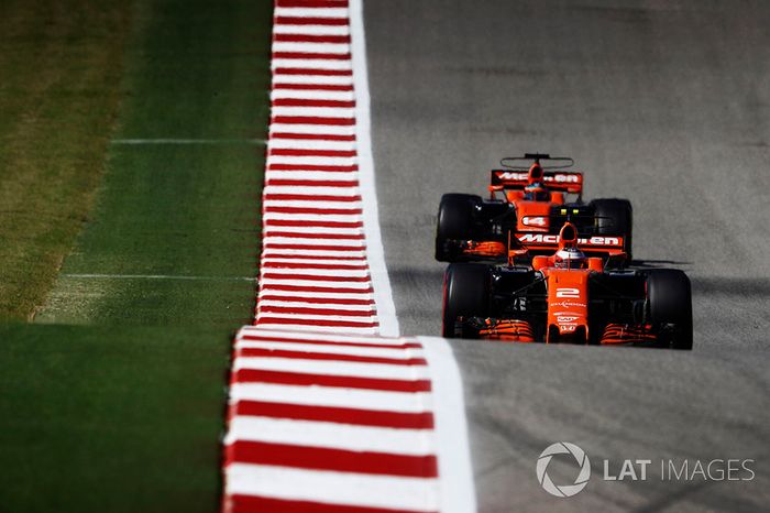 Stoffel Vandoorne, McLaren MCL32, Fernando Alonso, McLaren MCL32