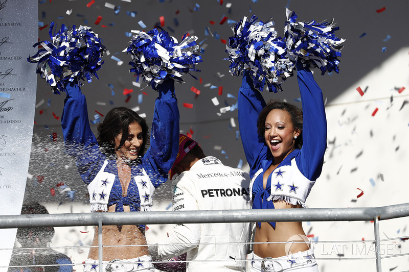 Las Vaqueritas de Dallas en el podio