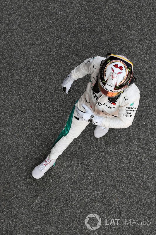Lewis Hamilton, Mercedes-AMG F1 waves
