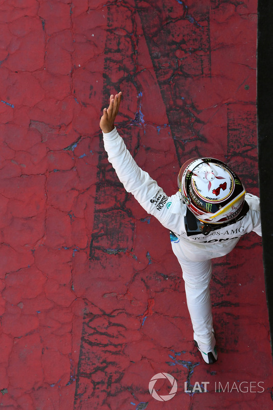 Lewis Hamilton, Mercedes-AMG F1 waves