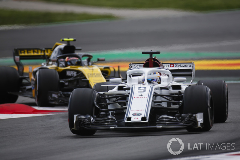 Marcus Ericsson, Sauber C37, Carlos Sainz Jr., Renault Sport F1 Team R.S. 18