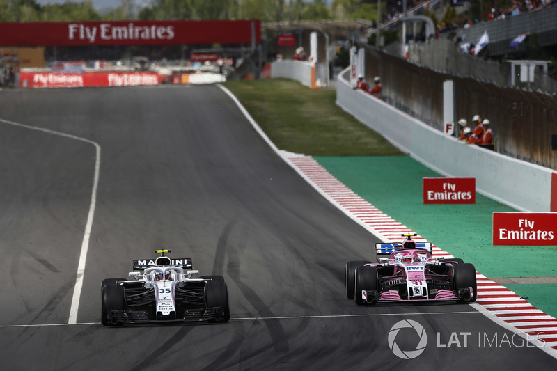 Charles Leclerc, Sauber C37, battles with Esteban Ocon, Force India VJM11