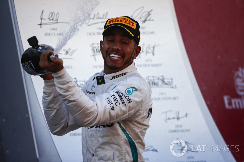 Hamilton tarolt a Mercedesszel Barcelonában - F1 2018