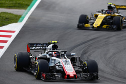 Kevin Magnussen, Haas F1 Team VF-18, Carlos Sainz Jr., Renault Sport F1 Team R.S. 18