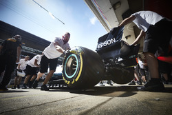 Valtteri Bottas, Mercedes AMG F1 W09, viene riportato nel garage