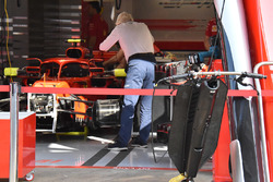 Charlie Whiting, Ferrari SF71H con los espejos sobre el Halo