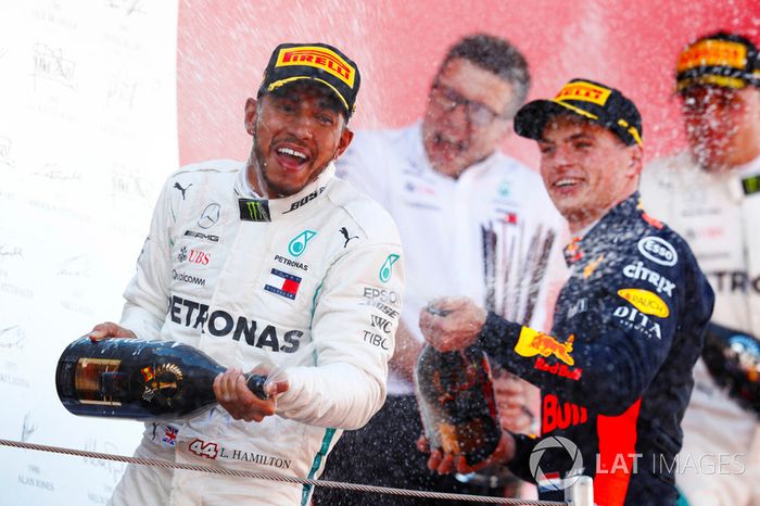 Podio: ganador de la carrera Lewis Hamilton, Mercedes AMG F1 y tercero Max Verstappen, Red Bull Racing