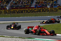 Kimi Raikkonen, Ferrari SF71H, Max Verstappen, Red Bull Racing RB14 y Daniel Ricciardo, Red Bull Racing RB14