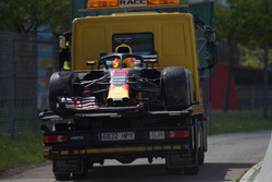 El coche chocado de Daniel Ricciardo, Red Bull Racing RB14 es removido en la PL1