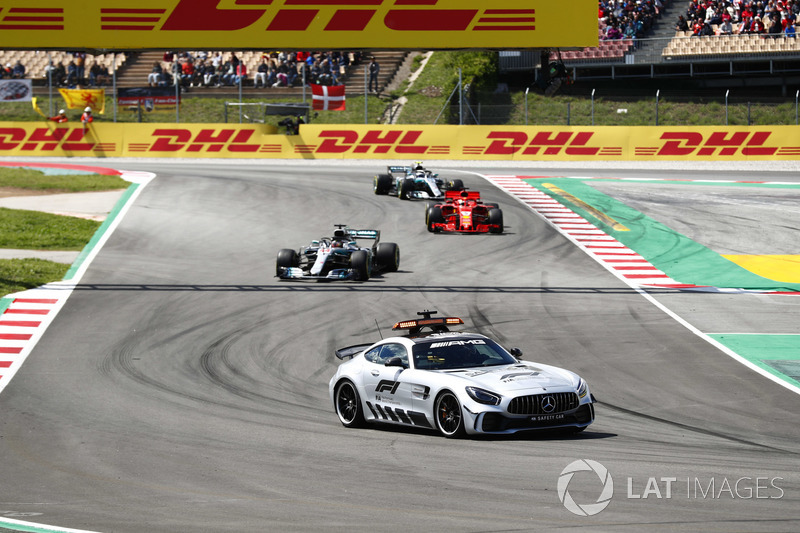 The safety car leads Lewis Hamilton, Mercedes AMG F1 W09, Sebastian Vettel, Ferrari SF71H and Valtteri Bottas, Mercedes AMG F1 W09