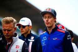 Kevin Magnussen, Haas F1 Team, Esteban Ocon, Force India, y Brendon Hartley, Toro Rosso, en el desfile de pilotos