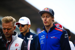 Kevin Magnussen, Haas F1 Team, Esteban Ocon, Force India, y Brendon Hartley, Toro Rosso, en el desfile de pilotos