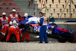 Les commissaires retirent l'épave de la Toro Rosso STR13 Honda de Brendon Hartley après son gros accident