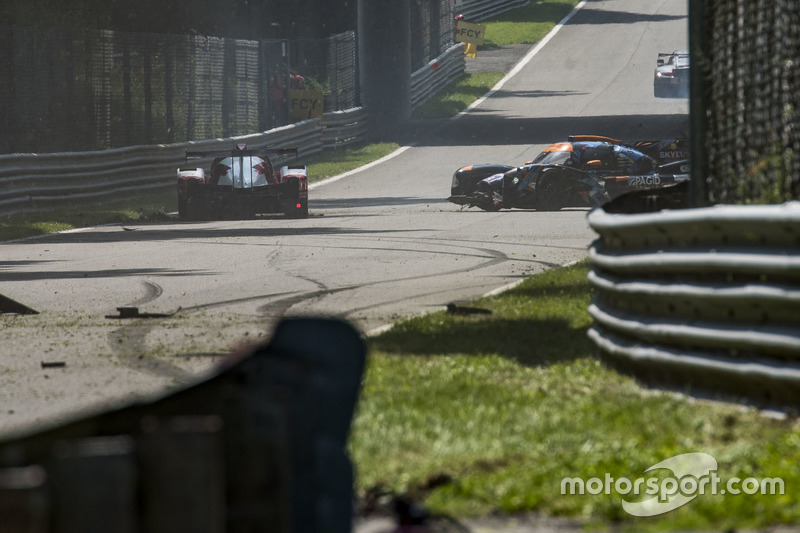 #8 DKR Engineering Ligier JS P3 - Nissan: Alexander Toril, Jean Glorieux, Miguel Toril, crash