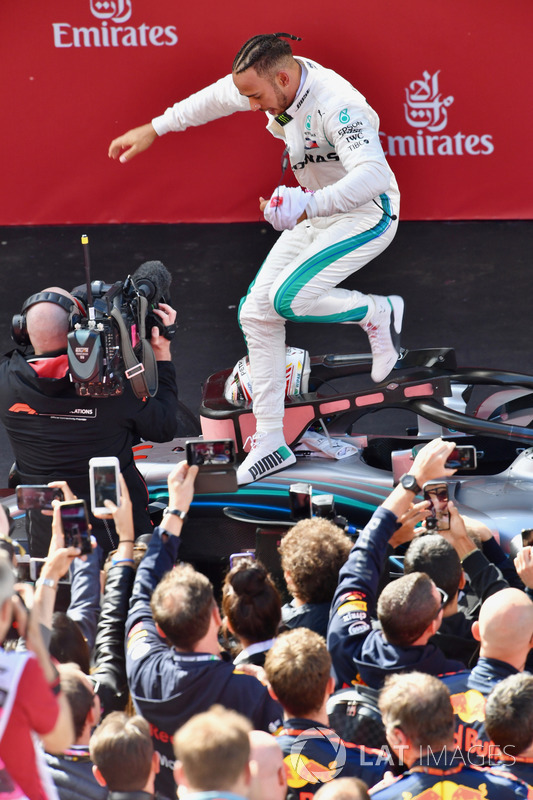 Hamilton tarolt a Mercedesszel Barcelonában - F1 2018