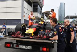 El coche chocado de Max Verstappen, Red Bull Racing RB14 es llevado a los boxes