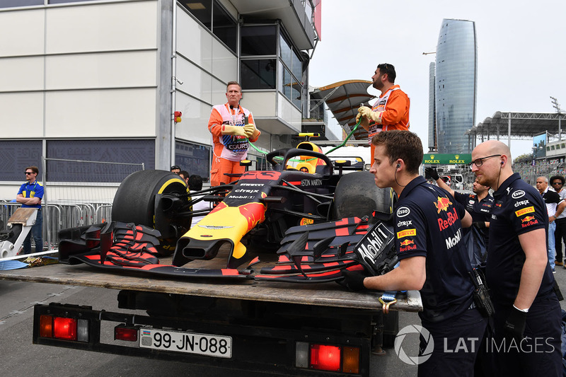 Mobil Max Verstappen, Red Bull Racing RB14 diangkut ke pit setelah kecelakaan