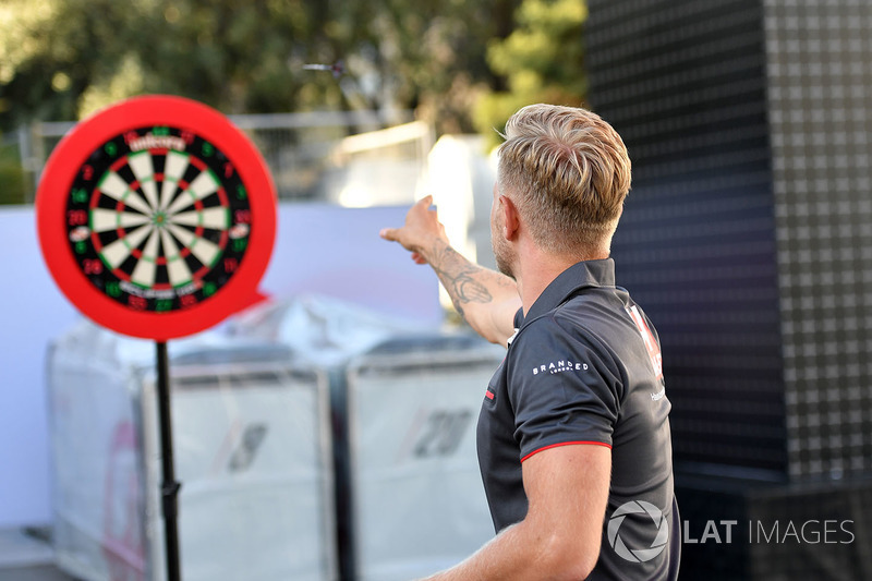 Kevin Magnussen, Haas F1 bermain darts