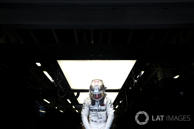 10. Lewis Hamilton, Mercedes AMG F1, escala seu carro