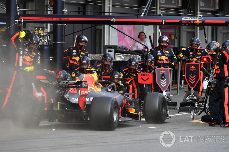 Daniel Ricciardo, Red Bull Racing RB14 pit stop