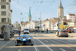 Sébastien Buemi in azione tra le strade di Zurigo