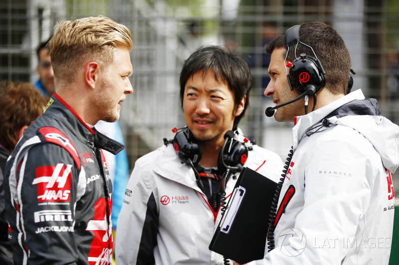 Kevin Magnussen, Haas F1 Team, on the grid with Ayao Komatsu, Chief Race Engineer, Haas F1