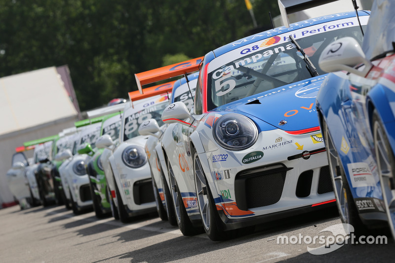 Le Porsche 911 GT3 in fila in attesa delle Qualifiche