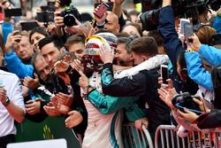 Le vainqueur Lewis Hamilton, Mercedes-AMG F1, dans le parc fermé