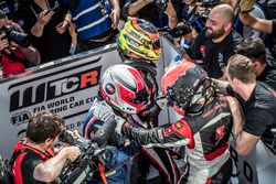 Racewinnaar Yann Ehrlacher, ALL-INKL.COM Münnich Motorsport Honda Civic Type R TCR met Norbert Michelisz, BRC Racing Team Hyundai i30 N TCR, Esteban Guerrieri, ALL-INKL.COM Münnich Motorsport Honda Civic Type R TCR