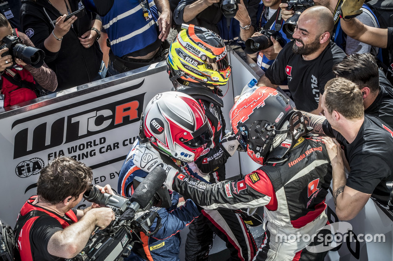 Race winner Yann Ehrlacher, ALL-INKL.COM Münnich Motorsport Honda Civic Type R TCR with Norbert Michelisz, BRC Racing Team Hyundai i30 N TCR, Esteban Guerrieri, ALL-INKL.COM Münnich Motorsport Honda Civic Type R TCR