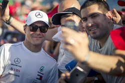 Valtteri Bottas, Mercedes-AMG F1, posa per un selfie
