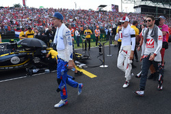 Pierre Gasly, Scuderia Toro Rosso, Marcus Ericsson, Sauber ve Romain Grosjean, Haas F1 gridde